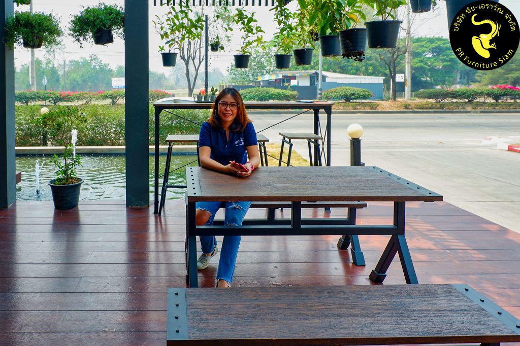 ลูกค้ากับโต๊ะไม้ร้านอาหารพร้อมเก้าอี้