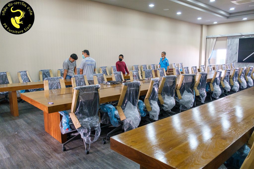 ติดตั้ง โต๊ะประชุมไม้สัก 65 ที่นั่ง