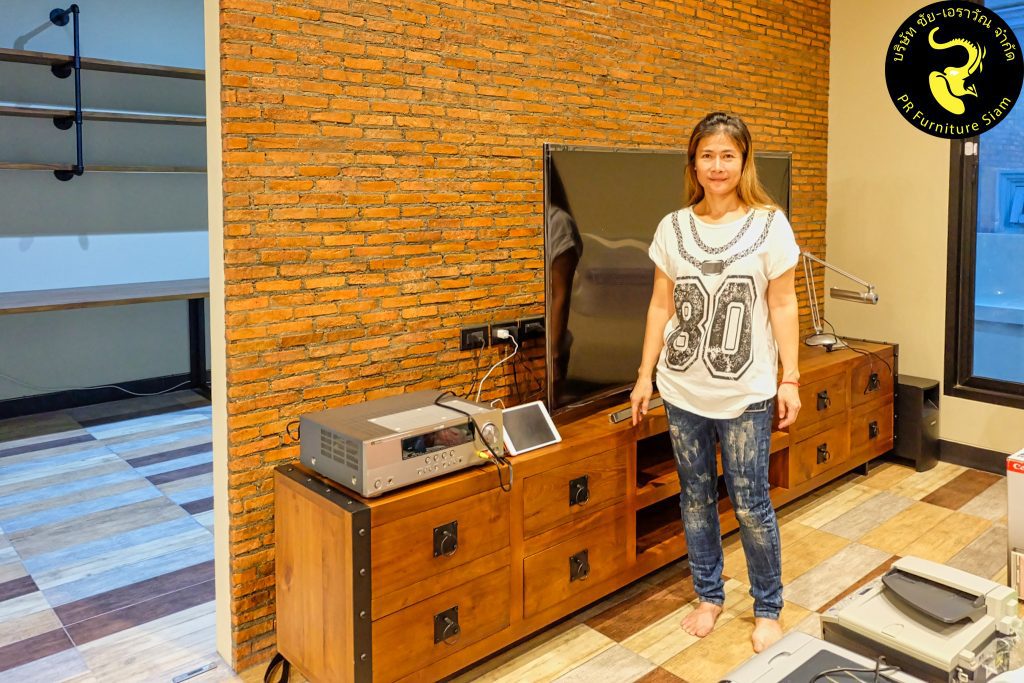 รีวิวลูกค้า ตู้วางทีวีไม้สักผนังอิฐ
