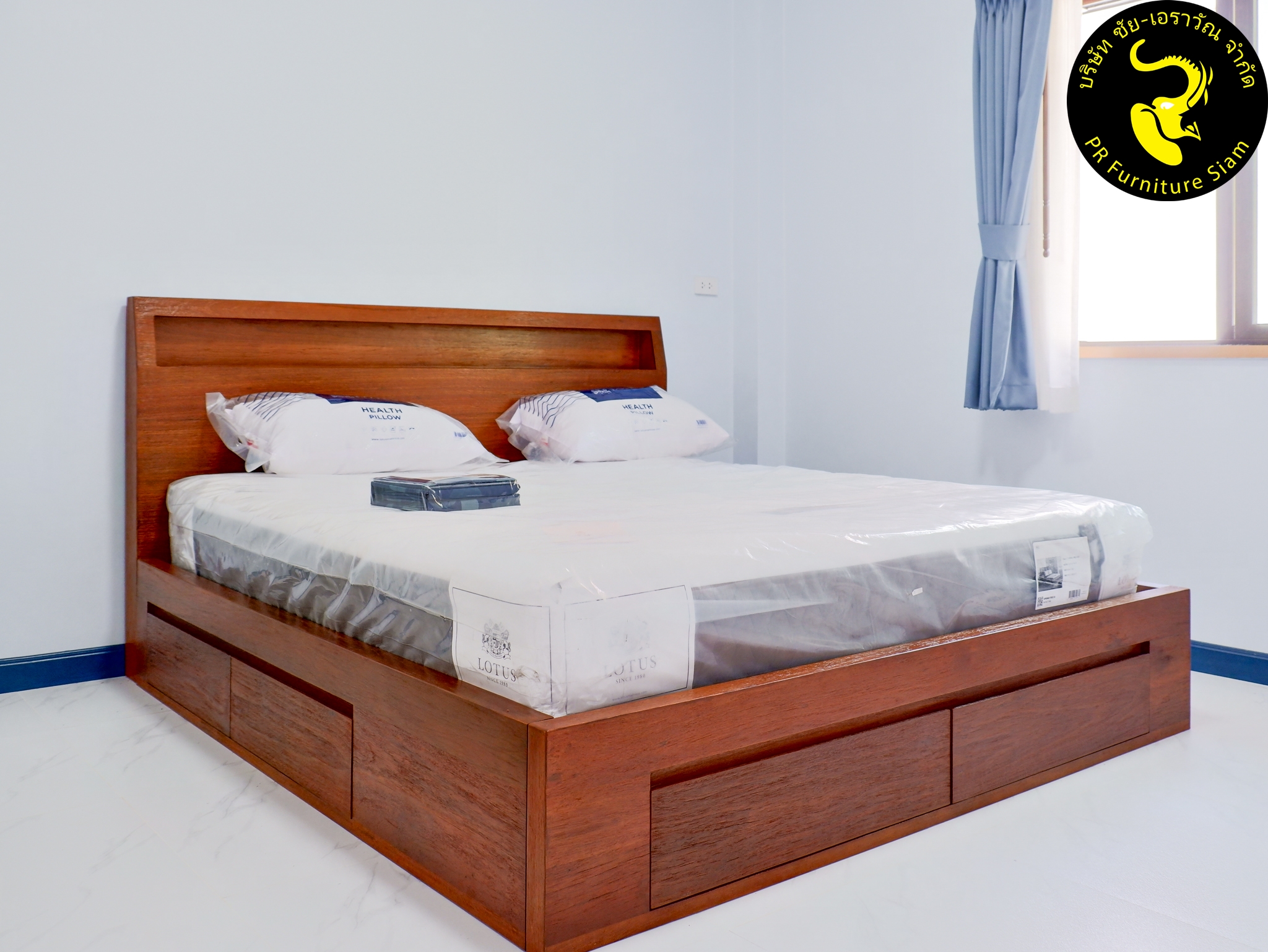 เตียงไม้สักที่มีการออกแบบและติดตั้งอย่างลงตัวในห้องนอนเล็กของลูกค้า
