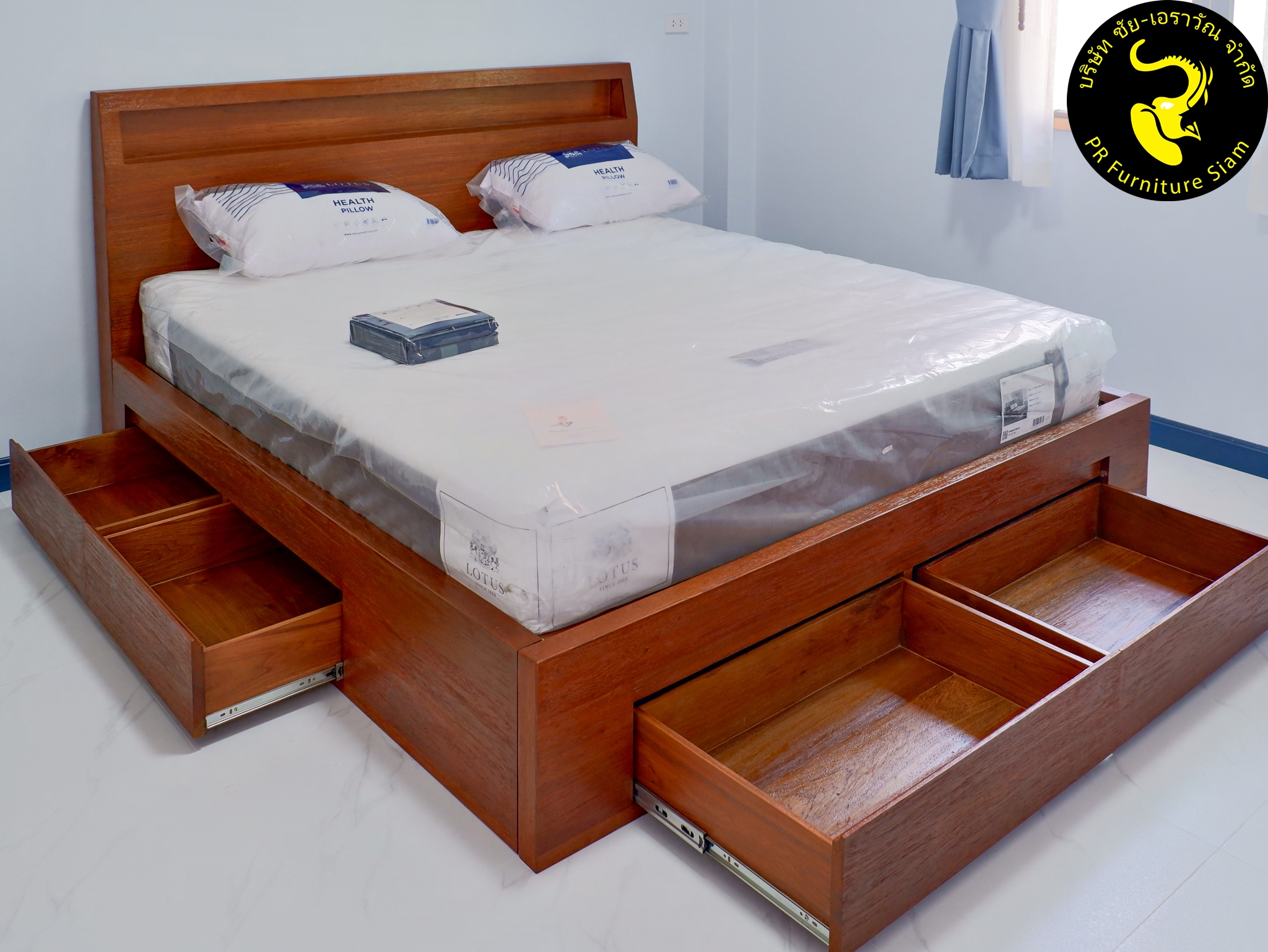 เตียงไม้สักจริงทั้งตัว 6 ฟุต พร้อมลิ้นชัก 6 ลิ้น ติดตั้งอย่างลงตัวในห้องนอนเล็ก
