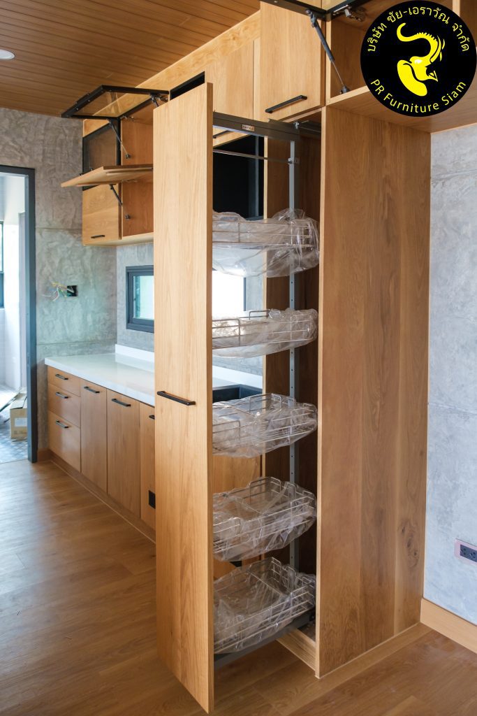 Fitting ของชุดครัวไม้โอ๊คโมเดิร์น: ตู้สูงพร้อมประตูสูงติดตะแกรงสำหรับวางของได้มากอรรถประโยขน์