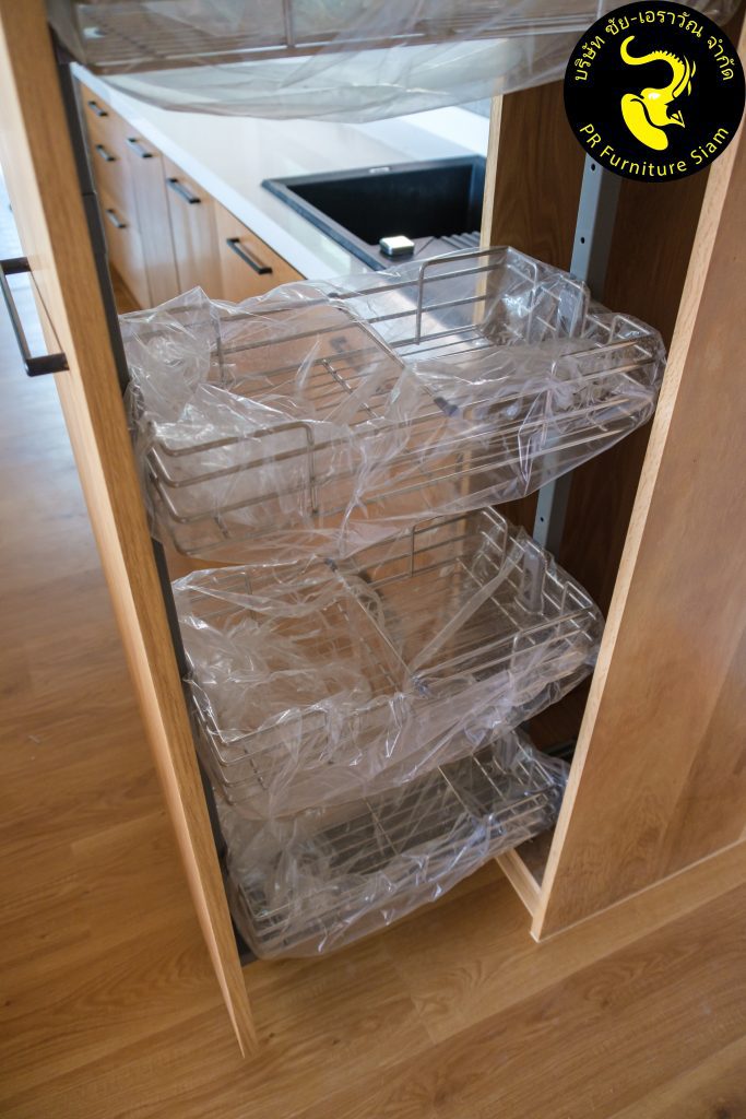 Fitting ของชุดครัวไม้โอ๊คโมเดิร์น: ตู้สูงครอบตู้เย็นพร้อมประตูสูงติดตะแกรง