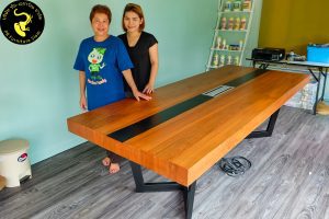 "โต๊ะไม้สักโมเดิร์น ผลิตจากไม้สักเก่า ออกแบบเพื่อความสะดวกสบายและฟังก์ชันการใช้งาน"
