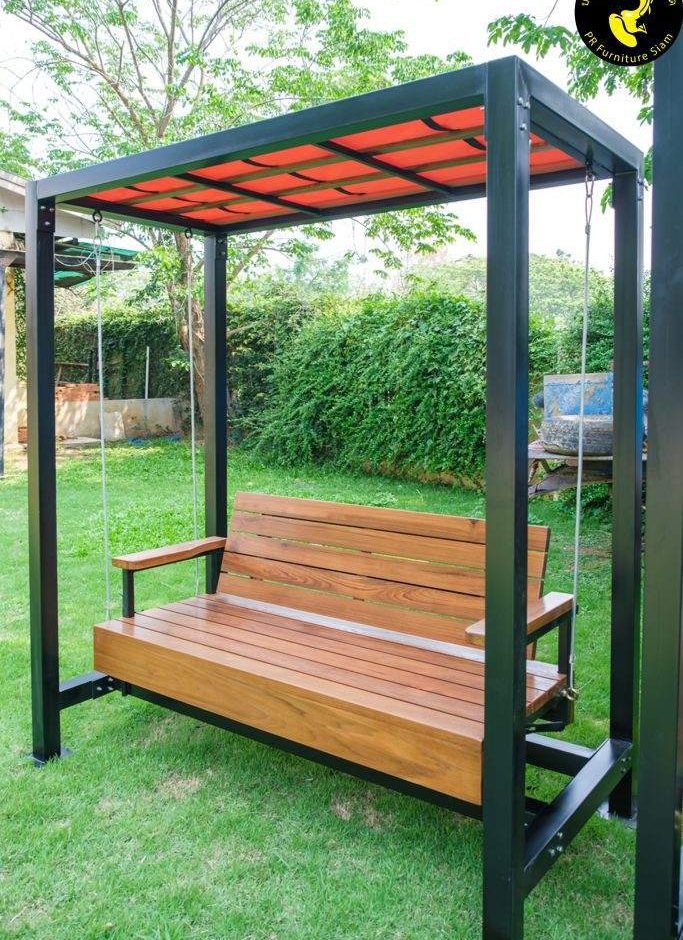 ชิงช้าไม้มีหลังคา หลังคาผ้าใบ โครงเหล็กทำสีอบ Powder Coat ตั้งในสวนบ้านลูกค้า